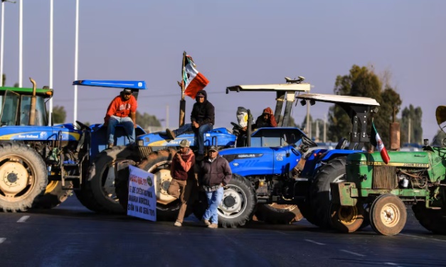 Los agricultores redoblan la presión al Gobierno y amagan con intensificar los cierres carreteros en las próximas horas