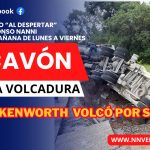TRAILER VOLCÓ POR SOCAVÓN EN CARRETERA DE TLAPACOYAN