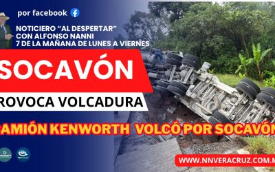 TRAILER VOLCÓ POR SOCAVÓN EN CARRETERA DE TLAPACOYAN