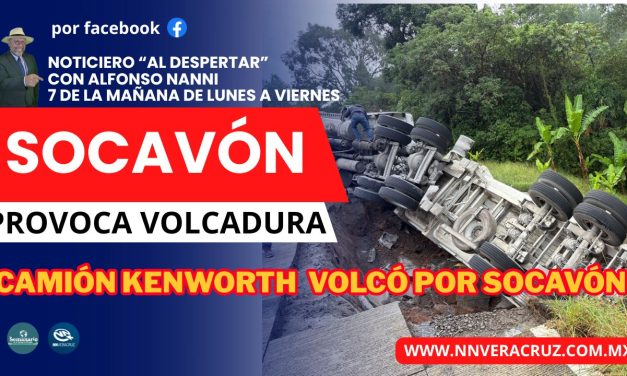TRAILER VOLCÓ POR SOCAVÓN EN CARRETERA DE TLAPACOYAN