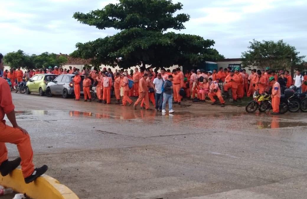 🚨BLOQUEAN SALES DEL ISTMO (CYDSA) TRABAJADORES DE SIMCARG, ACUSAN DESPIDO INJUSTIFICADO Y EXIGEN REINSTALACIÓN