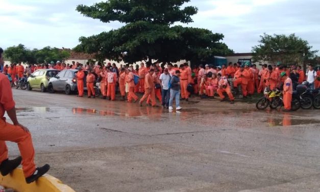 🚨BLOQUEAN SALES DEL ISTMO (CYDSA) TRABAJADORES DE SIMCARG, ACUSAN DESPIDO INJUSTIFICADO Y EXIGEN REINSTALACIÓN