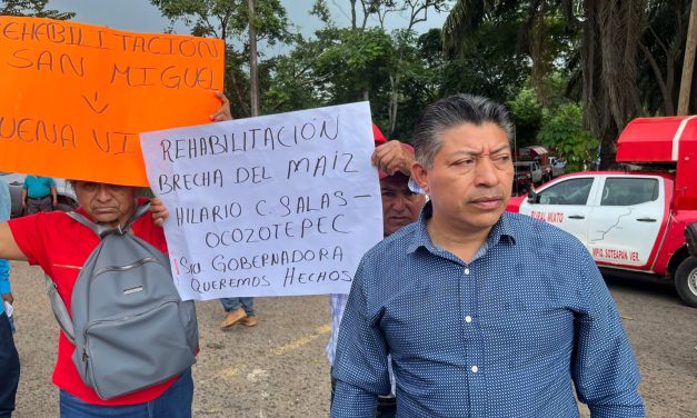 BLOQUEAN LA CARRETERA COSTERA DEL GOLFO EN EL SUR DE VERACRUZ