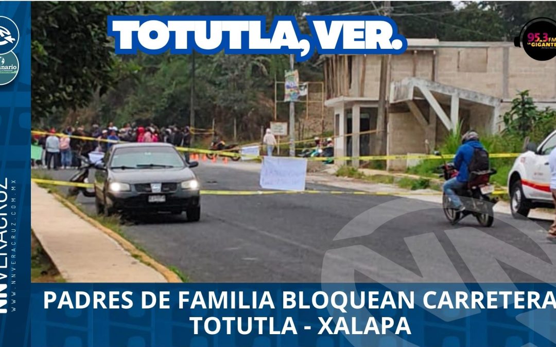 PADRES DE FAMILIA BLOQUEAN CARRETERA TOTUTLA-XALAPA, EXIGEN MAESTRO PARA LA ESCUELA URSULO GALVAN