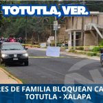 PADRES DE FAMILIA BLOQUEAN CARRETERA TOTUTLA-XALAPA, EXIGEN MAESTRO PARA LA ESCUELA URSULO GALVAN