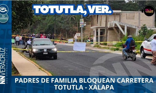 PADRES DE FAMILIA BLOQUEAN CARRETERA TOTUTLA-XALAPA, EXIGEN MAESTRO PARA LA ESCUELA URSULO GALVAN