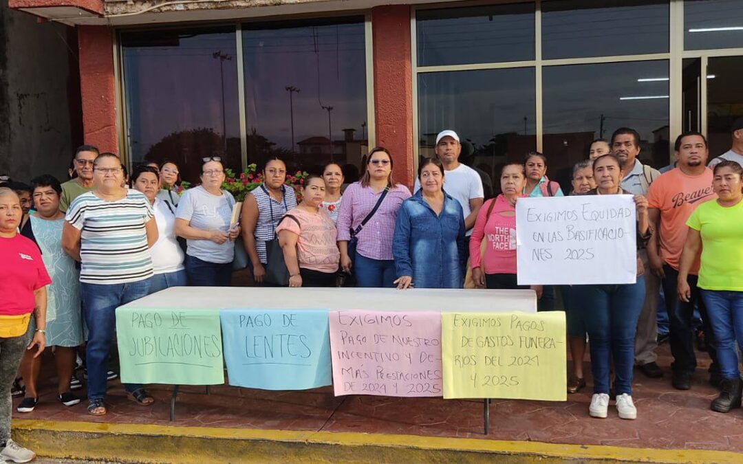 Tabajadores del Ayuntamiento de #AguaDulce toman Palacio Municipal por adeudos
