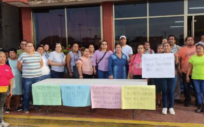 Tabajadores del Ayuntamiento de #AguaDulce toman Palacio Municipal por adeudos