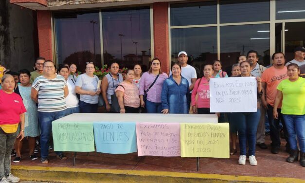 Tabajadores del Ayuntamiento de #AguaDulce toman Palacio Municipal por adeudos