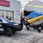 Matan a hombre durante asalto en el puerto de #Veracruz Veracruz, Veracruz.- Un hombre perdió la vida tras ser atacado a balazos durante un asalto cometido frente a una sucursal de Banorte, ubicada en la esquina de las calles Allende y Carlos Cruz, en plena zona centro del puerto de Veracruz. De acuerdo con los primeros informes, la víctima había retirado dinero en efectivo momentos antes cuando fue interceptada por sujetos armados, quienes intentaron despojarlo del efectivo. Durante el forcejeo, uno de los agresores accionó su arma de fuego, hiriéndolo de gravedad. El hombre falleció en el lugar, pese a la rápida movilización de los cuerpos de emergencia. Testigos señalaron que los responsables huyeron con rumbo desconocido, lo que generó pánico entre transeúntes y comerciantes de la zona. La víctima fue identificada de manera extraoficial como David T., quien presuntamente era marino retirado y se desempeñaba como escolta privado. Aunque activaron un operativo de búsqueda de las ratas malditas no se reportan personas detenidas, hasta este momento.