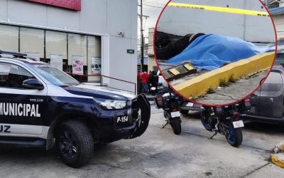 Matan a hombre durante asalto en el puerto de #Veracruz Veracruz, Veracruz.- Un hombre perdió la vida tras ser atacado a balazos durante un asalto cometido frente a una sucursal de Banorte, ubicada en la esquina de las calles Allende y Carlos Cruz, en plena zona centro del puerto de Veracruz. De acuerdo con los primeros informes, la víctima había retirado dinero en efectivo momentos antes cuando fue interceptada por sujetos armados, quienes intentaron despojarlo del efectivo. Durante el forcejeo, uno de los agresores accionó su arma de fuego, hiriéndolo de gravedad. El hombre falleció en el lugar, pese a la rápida movilización de los cuerpos de emergencia. Testigos señalaron que los responsables huyeron con rumbo desconocido, lo que generó pánico entre transeúntes y comerciantes de la zona. La víctima fue identificada de manera extraoficial como David T., quien presuntamente era marino retirado y se desempeñaba como escolta privado. Aunque activaron un operativo de búsqueda de las ratas malditas no se reportan personas detenidas, hasta este momento.
