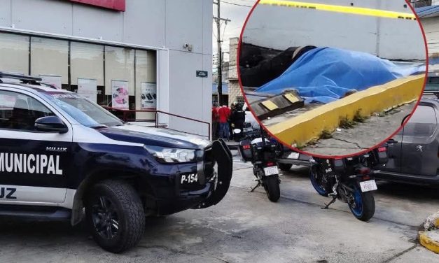 Matan a hombre durante asalto en el puerto de #Veracruz Veracruz, Veracruz.- Un hombre perdió la vida tras ser atacado a balazos durante un asalto cometido frente a una sucursal de Banorte, ubicada en la esquina de las calles Allende y Carlos Cruz, en plena zona centro del puerto de Veracruz. De acuerdo con los primeros informes, la víctima había retirado dinero en efectivo momentos antes cuando fue interceptada por sujetos armados, quienes intentaron despojarlo del efectivo. Durante el forcejeo, uno de los agresores accionó su arma de fuego, hiriéndolo de gravedad. El hombre falleció en el lugar, pese a la rápida movilización de los cuerpos de emergencia. Testigos señalaron que los responsables huyeron con rumbo desconocido, lo que generó pánico entre transeúntes y comerciantes de la zona. La víctima fue identificada de manera extraoficial como David T., quien presuntamente era marino retirado y se desempeñaba como escolta privado. Aunque activaron un operativo de búsqueda de las ratas malditas no se reportan personas detenidas, hasta este momento.