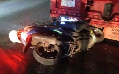 Ebrio motociclista se impacta contra tráiler estacionado en el bulevar Córdoba–Peñuela