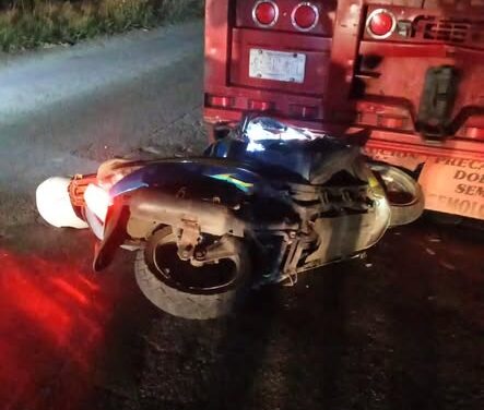 Ebrio motociclista se impacta contra tráiler estacionado en el bulevar Córdoba–Peñuela