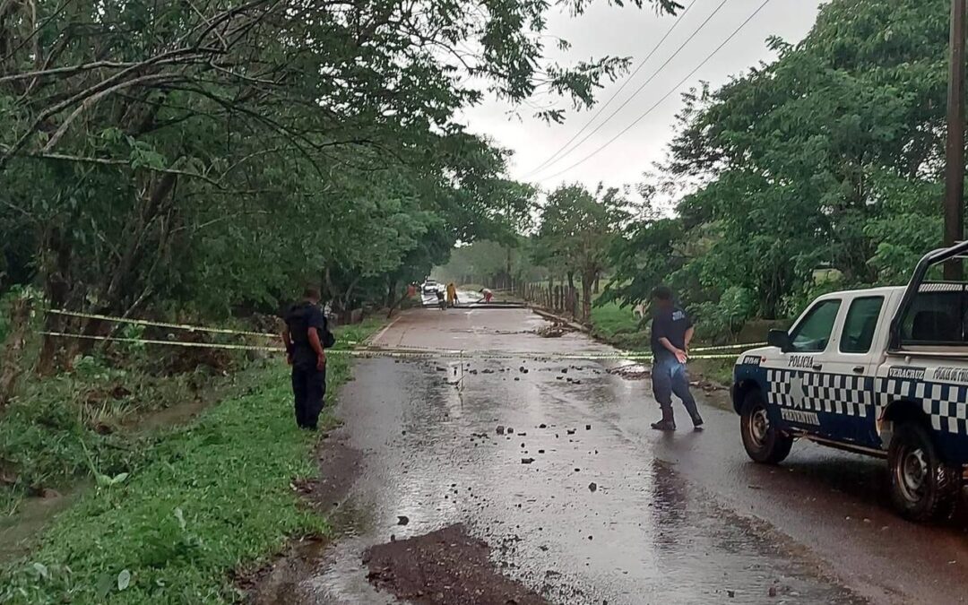 Fuertes lluvias incomunican zona serrana del sur de #Veracruz; puente Xochapa colapsa parcialmente.