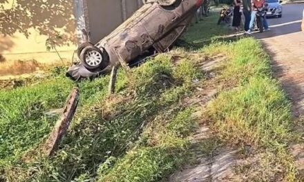 VUELCA VEHÍCULO EN MACUSPANA DURANTE LA MAÑANA DE NAVIDAD