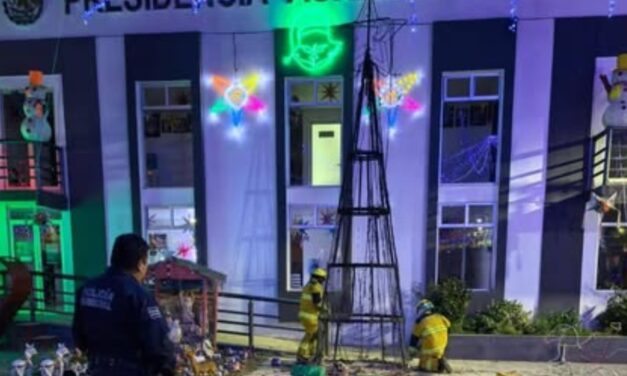 INCENDIA ARBOL DE NAVID EN PLAZA CENTRAL DE CUAUTLANCINGO