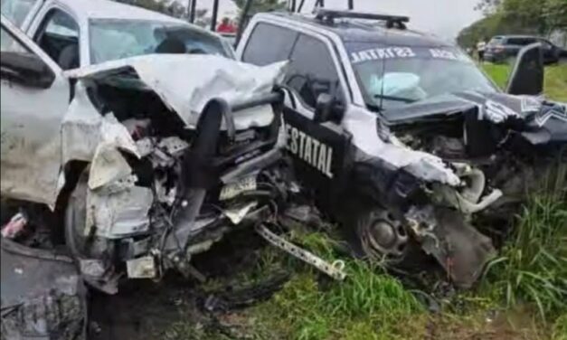 FAT4L ACCIDENTE ENTRE PATRULLA DE POLICIA Y CAMIONETA