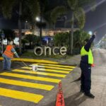 Servicios públicos laborando de noche en Cordoba