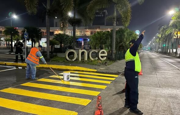 Servicios públicos laborando de noche en Cordoba