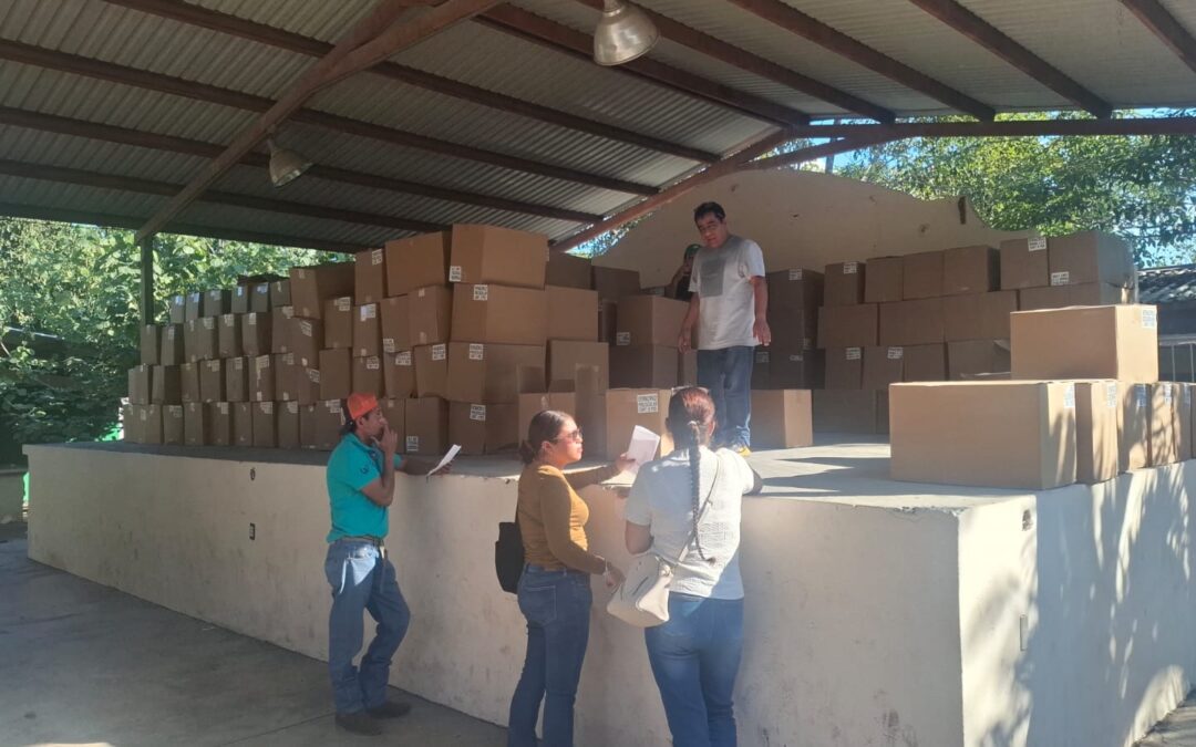 Envian utiles escolares y mochilas