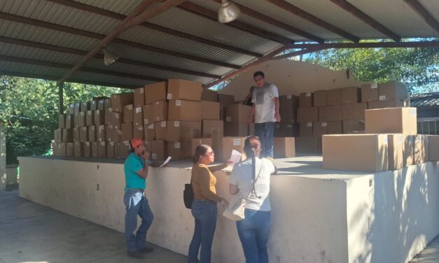 Envian utiles escolares y mochilas