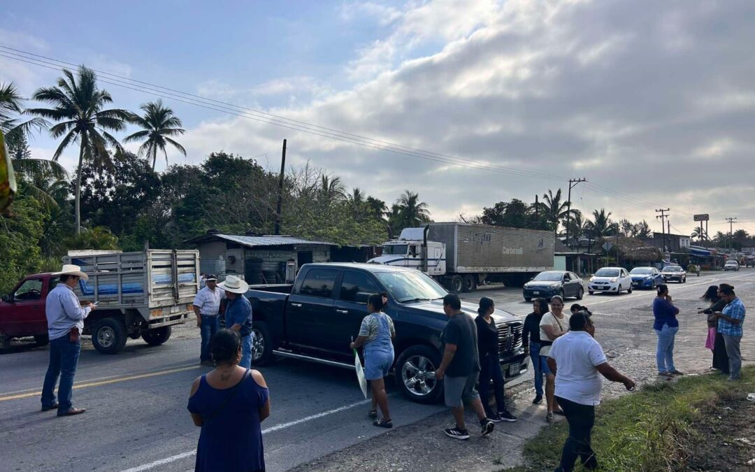 Bloquean calle padres de familia