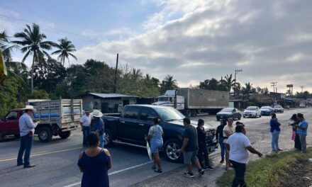 Bloquean calle padres de familia