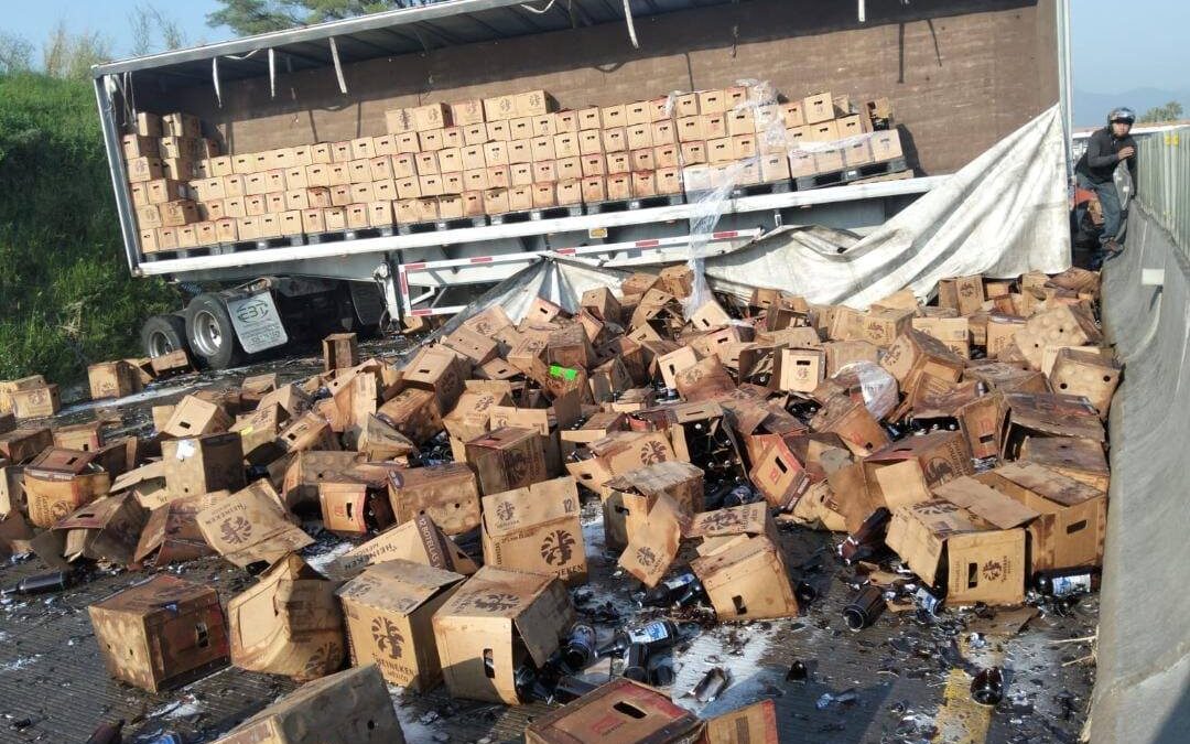 Volcadura de tráiler provoca cierre de circulación en la autopista Amatlán–Rancho Trejo, dirección Veracruz.