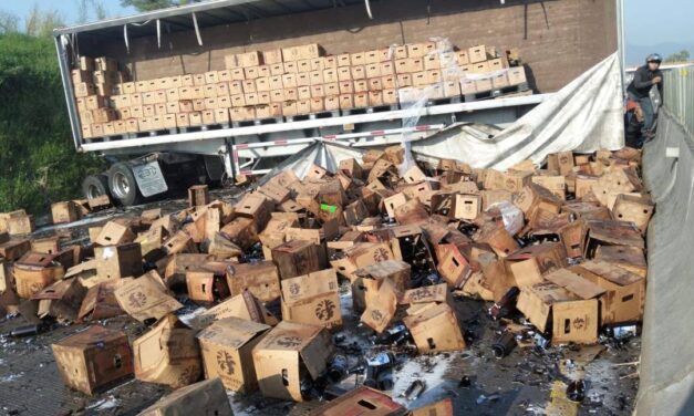 Volcadura de tráiler provoca cierre de circulación en la autopista Amatlán–Rancho Trejo, dirección Veracruz.