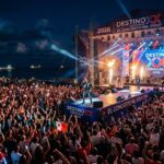 ANUNCIAN LINE-UP DE «DESTINO DOS EQUIS 2026» EN BOCA DEL RIO; NSQK Y EL MALILLA ENCABEZAN EL CARTEL