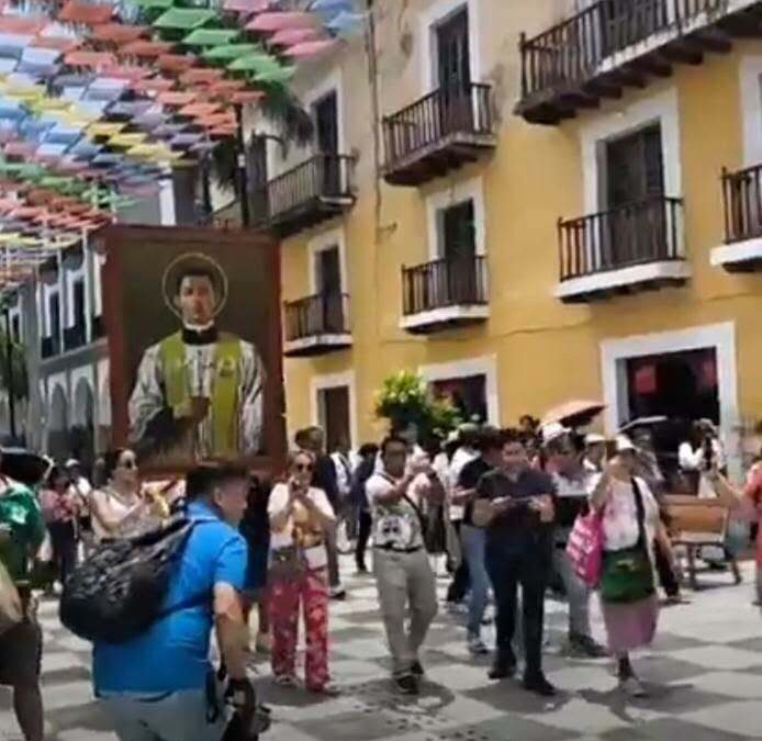 HABITANTES DE NAOLINCO REALIZAN TRADICIONAL PEREGRINACIÓN A CATEDRAL DE VERACRUZ