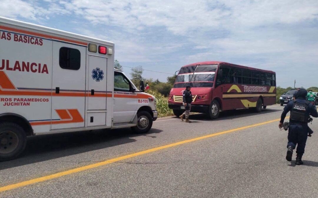 ATAQUE ARMADO CONTRA AUTOBÚS EN JUCHITÁN DEJA UN PASAJERO SIN VIDA Y AL CHOFER GRAVEMENTE HERIDO