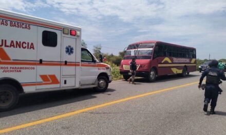 ATAQUE ARMADO CONTRA AUTOBÚS EN JUCHITÁN DEJA UN PASAJERO SIN VIDA Y AL CHOFER GRAVEMENTE HERIDO