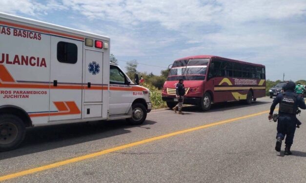 ATAQUE ARMADO CONTRA AUTOBÚS EN JUCHITÁN DEJA UN PASAJERO SIN VIDA Y AL CHOFER GRAVEMENTE HERIDO