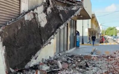 SE DESPLOMA BALCÓN DE EDIFICIO ABANDONADO EN CENTRO HISTORICO DE VERACRUZ