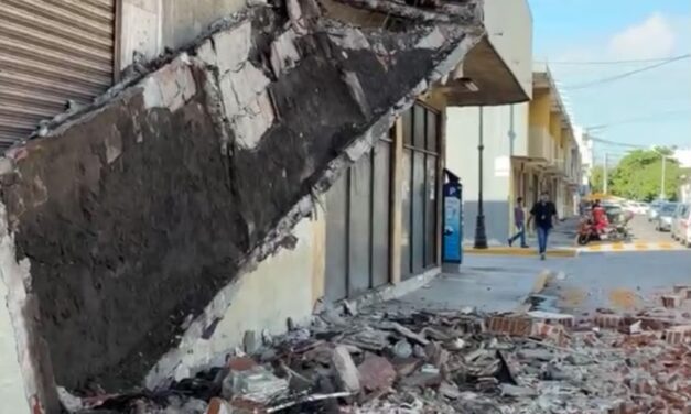 SE DESPLOMA BALCÓN DE EDIFICIO ABANDONADO EN CENTRO HISTORICO DE VERACRUZ