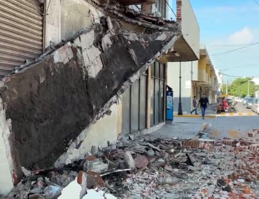 SE DESPLOMA BALCÓN DE EDIFICIO ABANDONADO EN CENTRO HISTORICO DE VERACRUZ