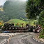 VUELCA TRAILER EN LA CARRETERA ATZALAN – TLAPACOYAN
