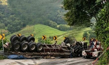 VUELCA TRAILER EN LA CARRETERA ATZALAN – TLAPACOYAN