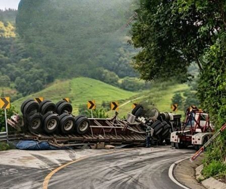 VUELCA TRAILER EN LA CARRETERA ATZALAN – TLAPACOYAN