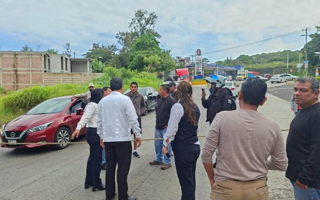 BLOQUEAN CARRETERA LAS TRANCAS-COATEPEC; VECINOS EXIGEN REHABILITACION DEL ACCESO VIAL