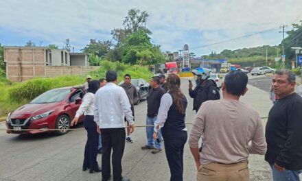 BLOQUEAN CARRETERA LAS TRANCAS-COATEPEC; VECINOS EXIGEN REHABILITACION DEL ACCESO VIAL