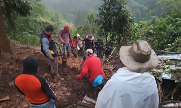 MUJER QUEDA SEPULTADA TRAS DERRUMBE EN SIERRA DE ZONGOLICA