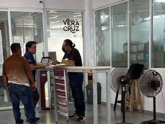 CONTRIBUYENTES QUE ACUDEN A LAS OFICINAS DE HACIENDA EN LA CIUDAD DE VERACRUZ SE QUEJAN DE LA FALTA DE CLIMAS, VENTILADORES Y EL TORTUGISMO EN LA ATENCIÓN AL PÚBLICO