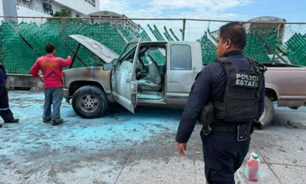 SE SALVA FAMILIA TRAS INCENDIARSE SU CAMIONETA