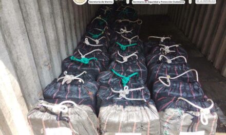 MARINA ASEGURA MÁS DE 1.6 TONELADAS DE PRESUNTA COCAÍNA EN UNA OPERACIÓN MARÍTIMA FRENTE A COSTAS DE MICHOACÁN