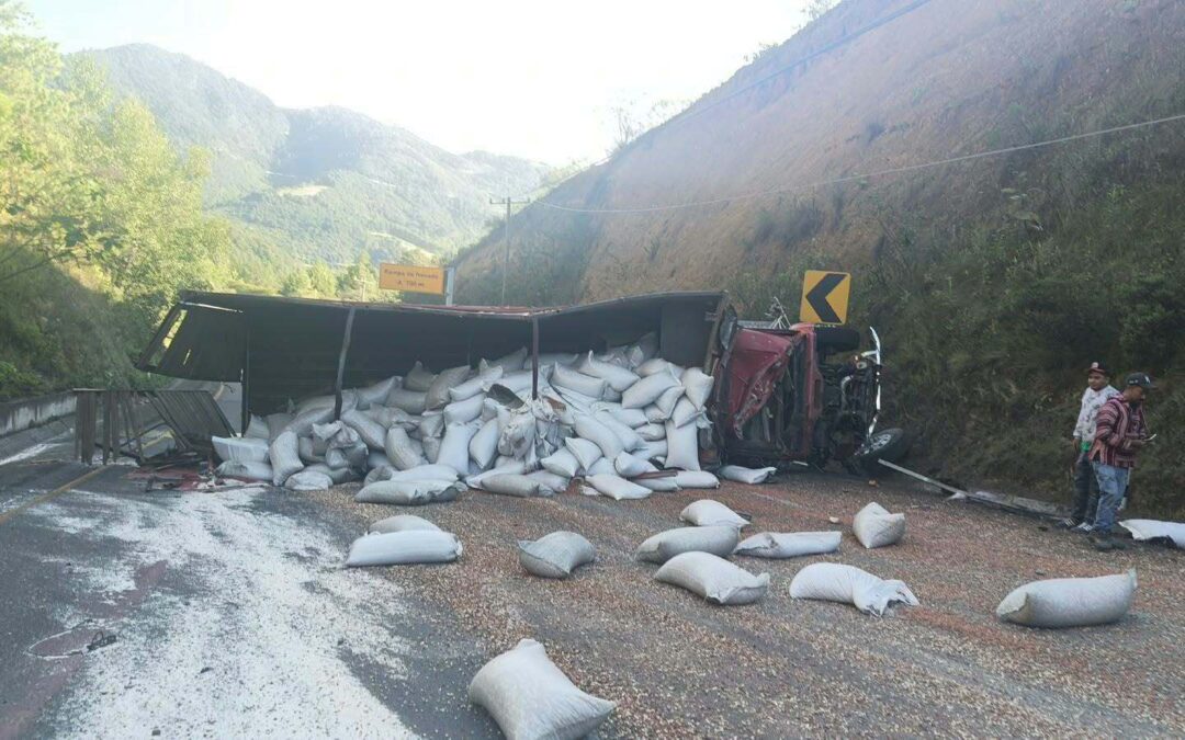 VOLCADURA DE TRAILER EN MALTRATA