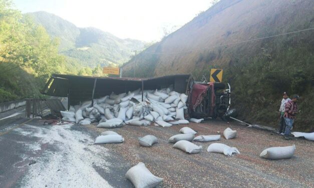 VOLCADURA DE TRAILER EN MALTRATA