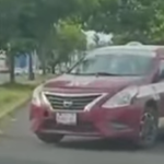 EXHIBEN A TAXISTA POR METERSE EN SENTIDO CONTRARIO (VIDEO)